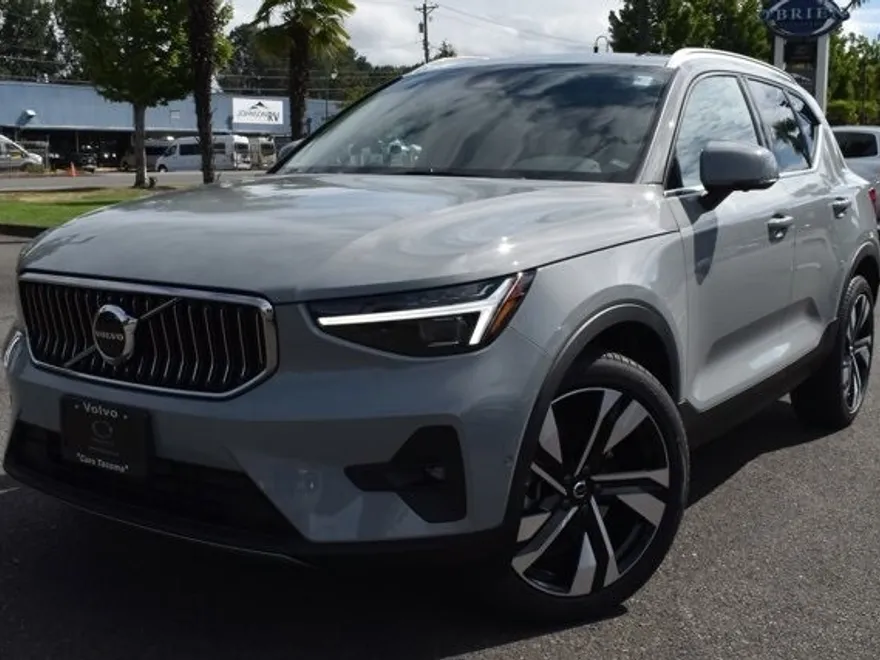 2025 Volvo XC40 Plus photo 1