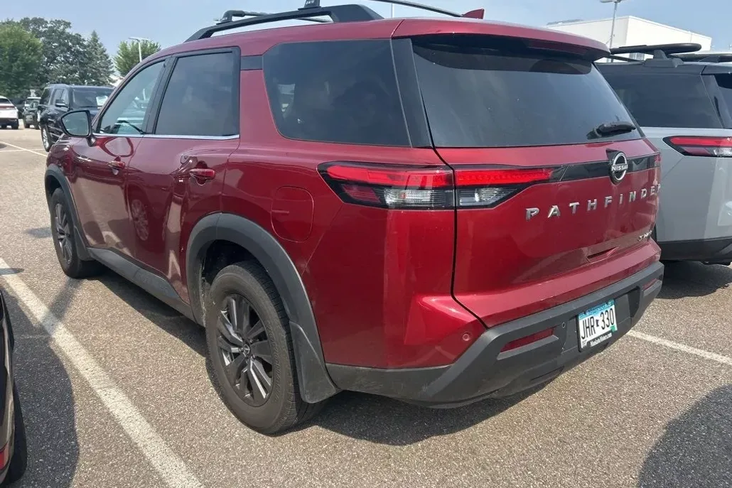 2023 Nissan Pathfinder LE photo 1