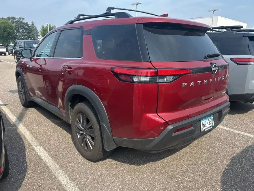 2023 Nissan Pathfinder LE photo 1
