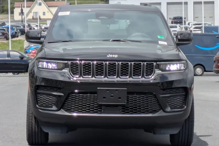 2025 Jeep Grand Cherokee Laredo photo 1