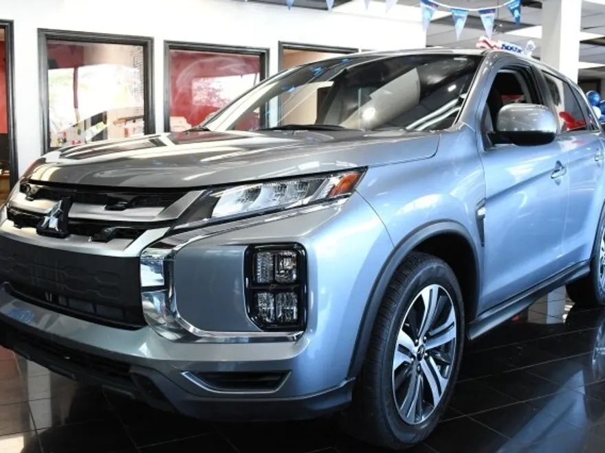 2024 Mitsubishi Outlander Sport LE photo 1