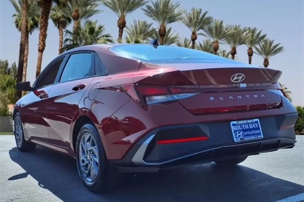2024 Hyundai Elantra SEL photo 1