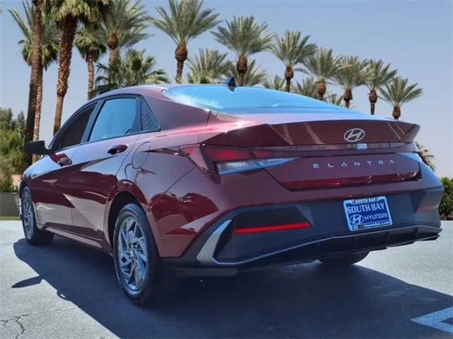 2024 Hyundai Elantra SEL photo 1