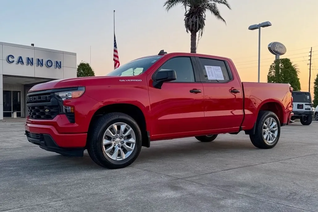 2024 Chevrolet Silverado 1500 Custom photo 1