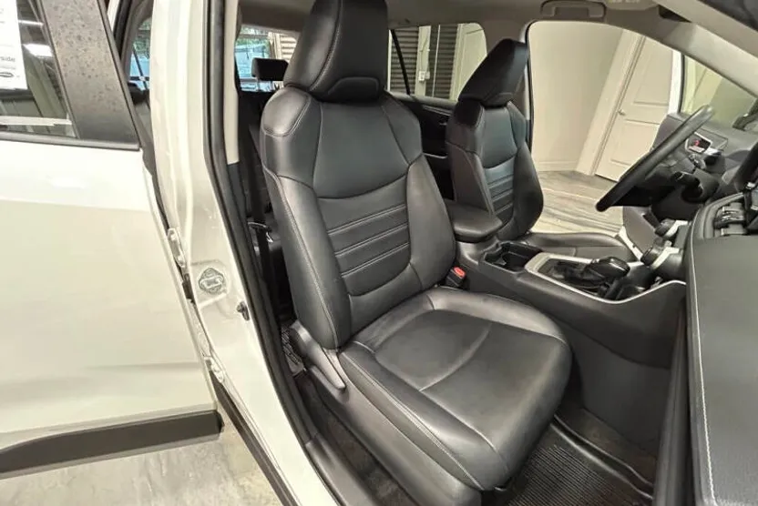 2020 Toyota RAV4 XLE Premium photo 1