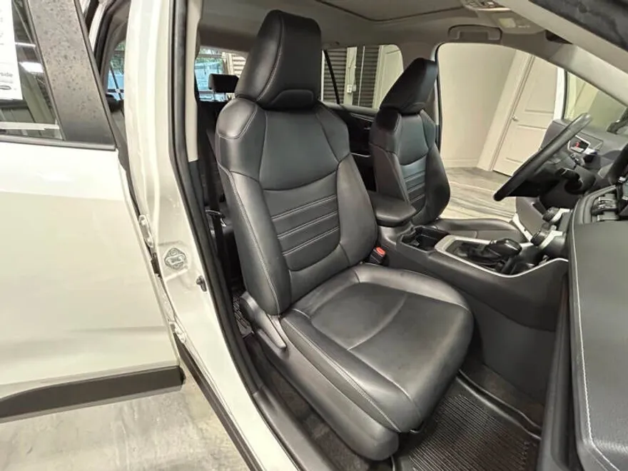 2020 Toyota RAV4 XLE Premium photo 1