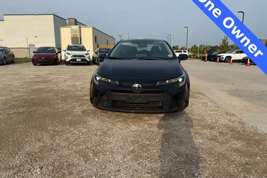 2023 Toyota Corolla LE photo 1