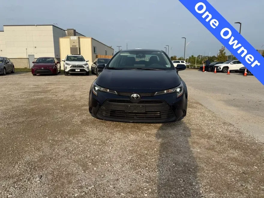 2023 Toyota Corolla LE photo 1