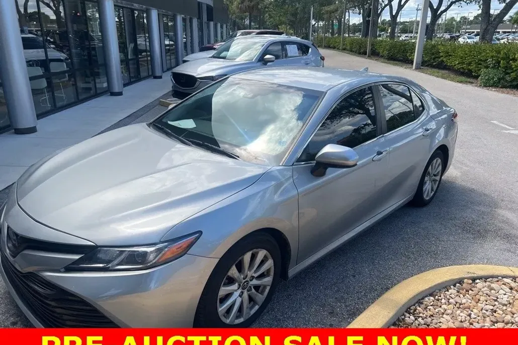 2019 Toyota Camry XLE photo 1