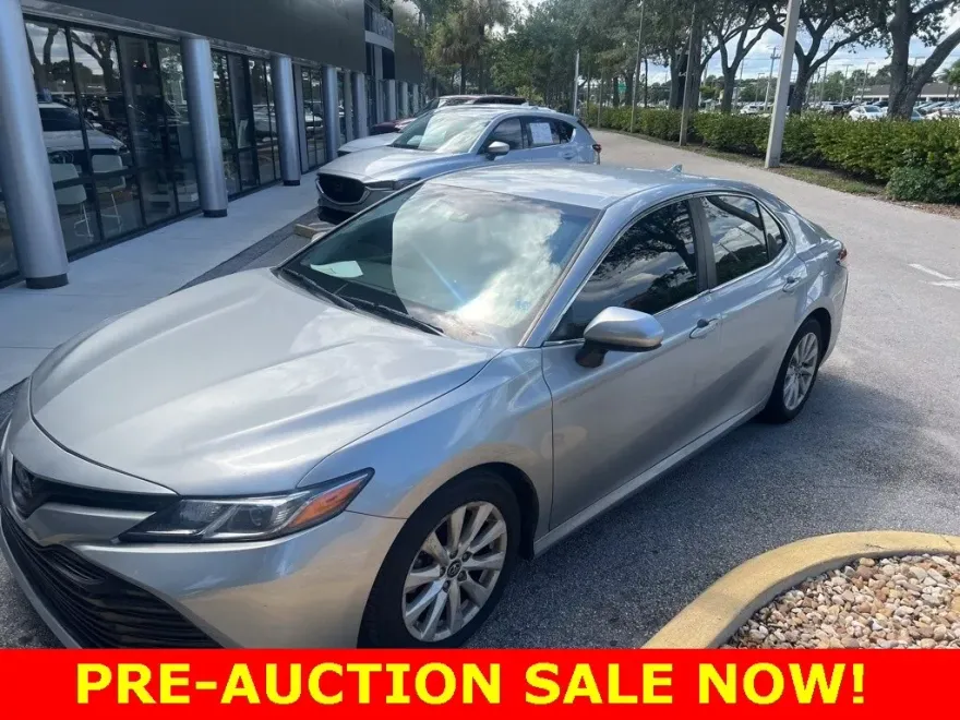 2019 Toyota Camry XLE photo 1