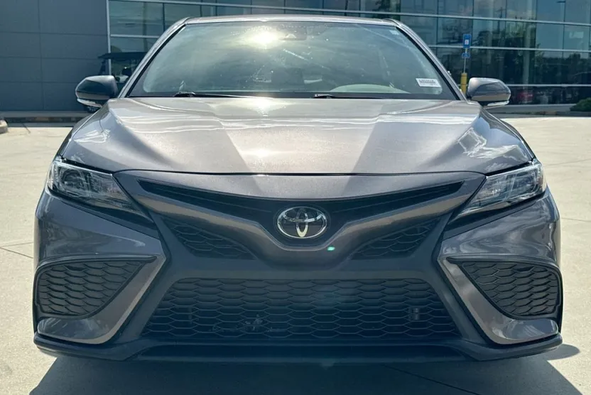 2022 Toyota Camry SE photo 1