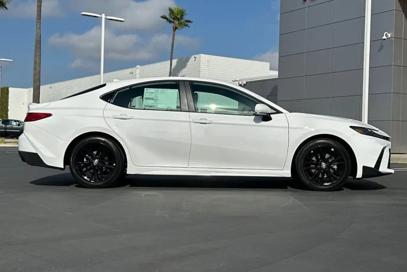 2025 Toyota Camry SE photo 1
