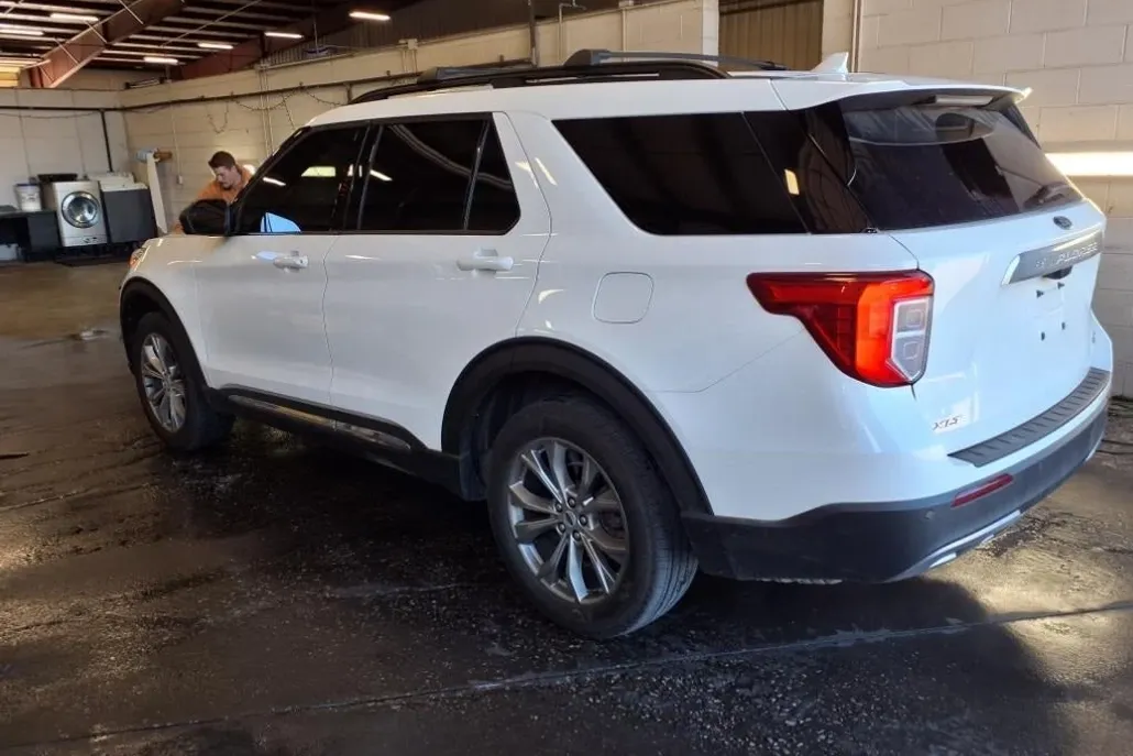 2023 Ford Explorer XLT photo 1