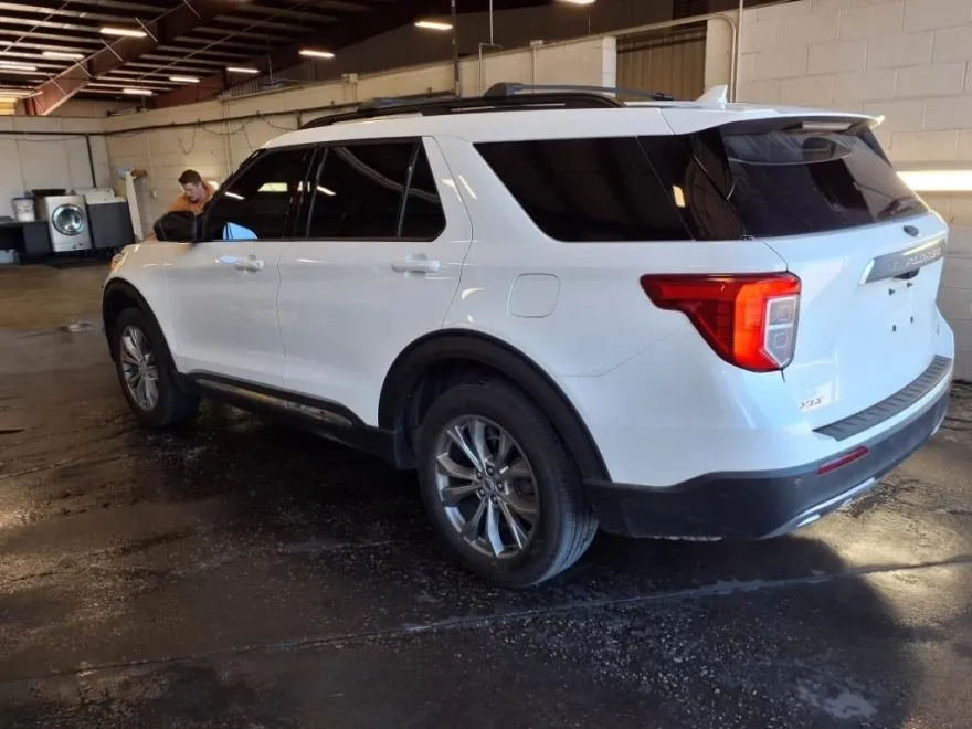 2023 Ford Explorer XLT photo 1