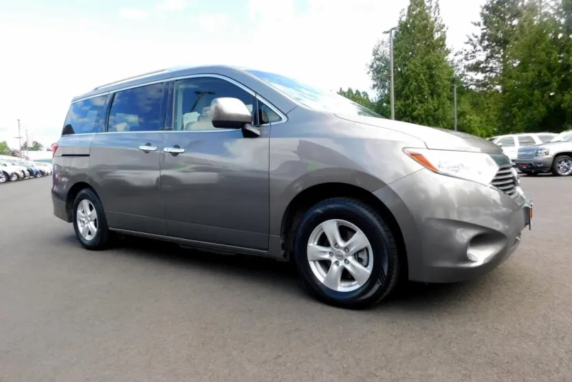 2016 Nissan Quest SV photo 1