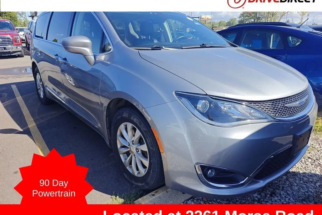 2019 Chrysler Pacifica Touring L photo 1