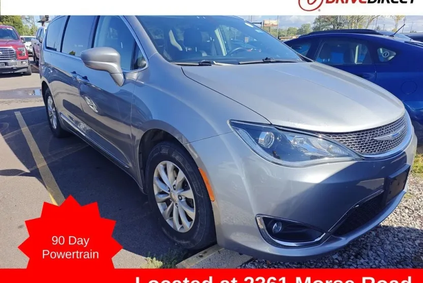2019 Chrysler Pacifica Touring L photo 1
