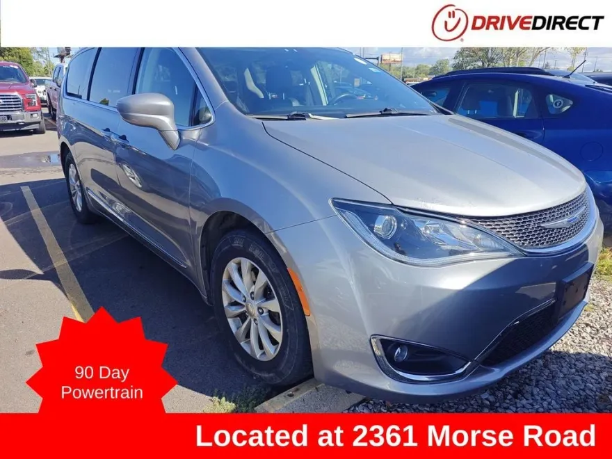 2019 Chrysler Pacifica Touring L photo 1