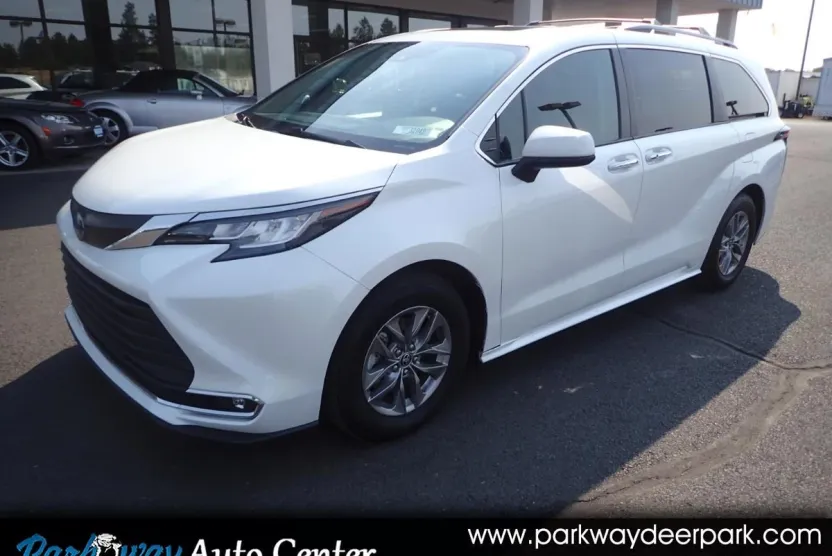 2022 Toyota Sienna XLE photo 1