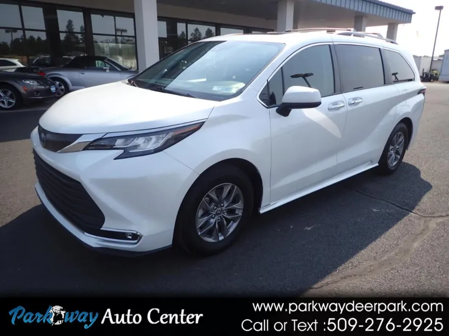 2022 Toyota Sienna XLE photo 1