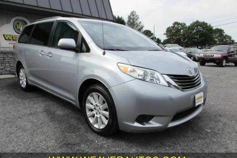 2013 Toyota Sienna LE photo 1