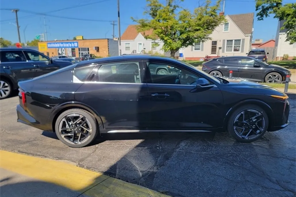 2025 Kia K4 GT-Line photo 1