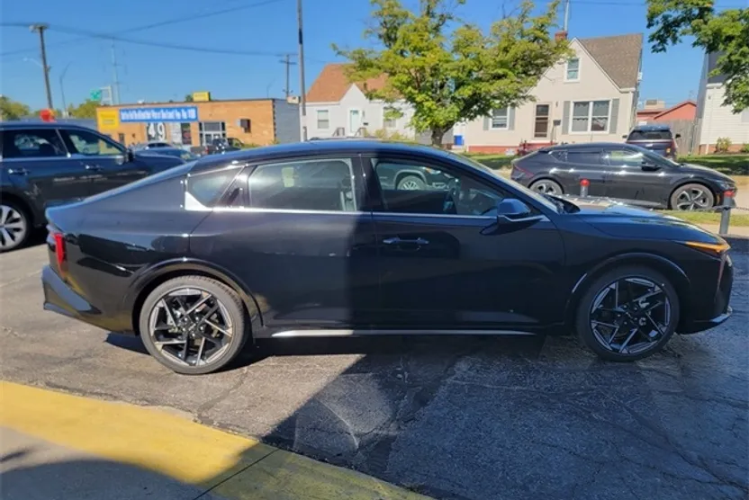 2025 Kia K4 GT-Line photo 1