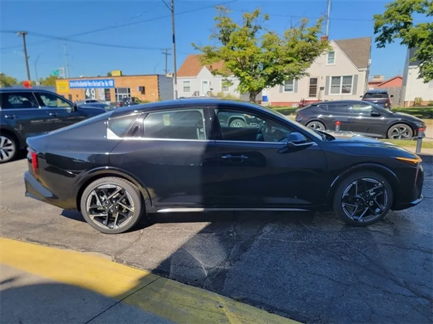 2025 Kia K4 GT-Line photo 1