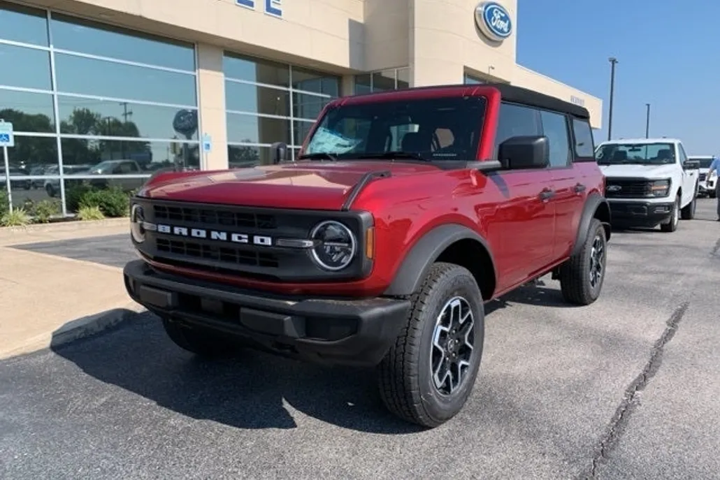2025 Ford Bronco Base photo 1