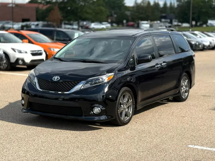 2017 Toyota Sienna SE Premium photo 1