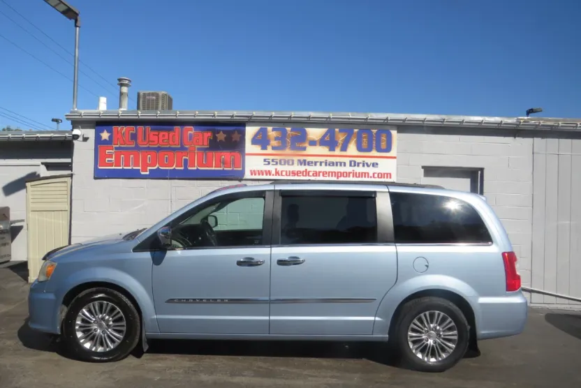 2013 Chrysler Town & Country photo 1