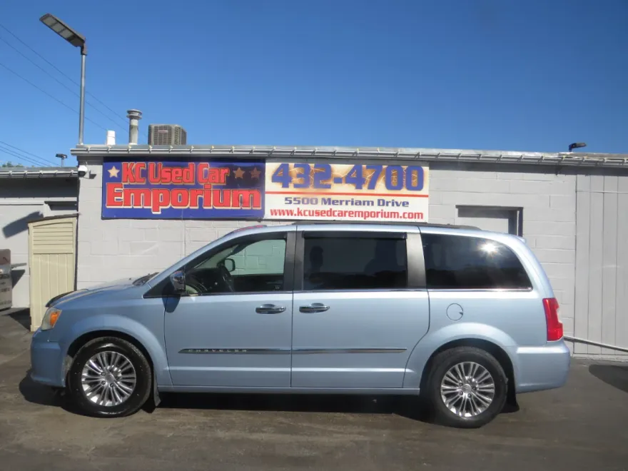 2013 Chrysler Town & Country photo 1