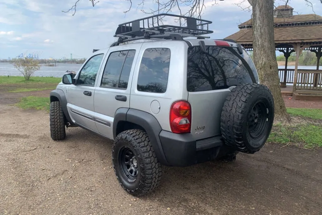 2004 Jeep Liberty Sport photo 1