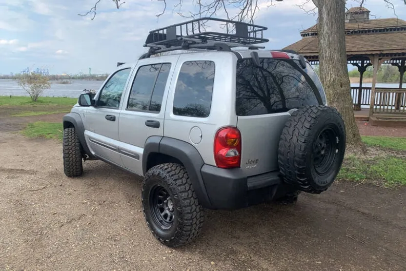2004 Jeep Liberty Sport photo 1