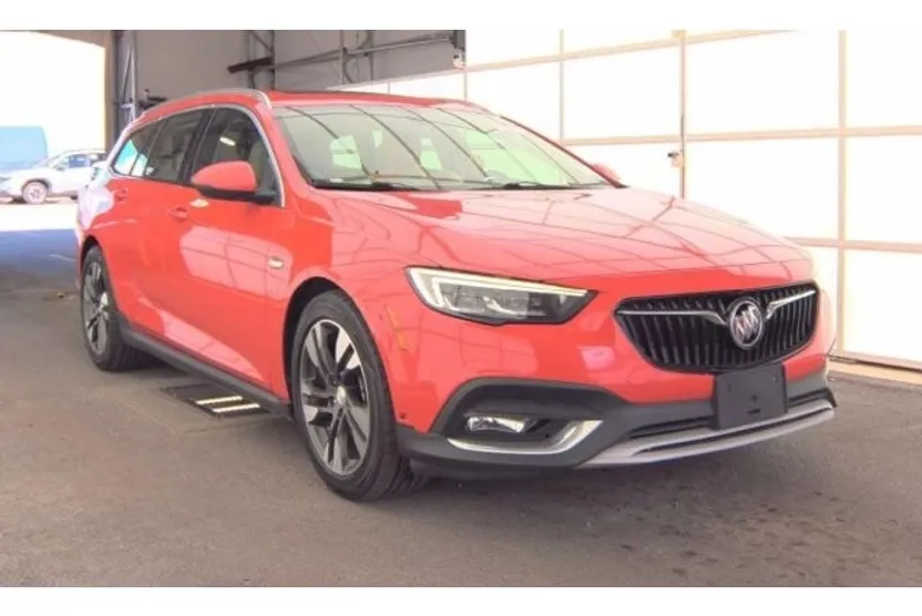 2018 Buick Regal TourX Essence photo 1