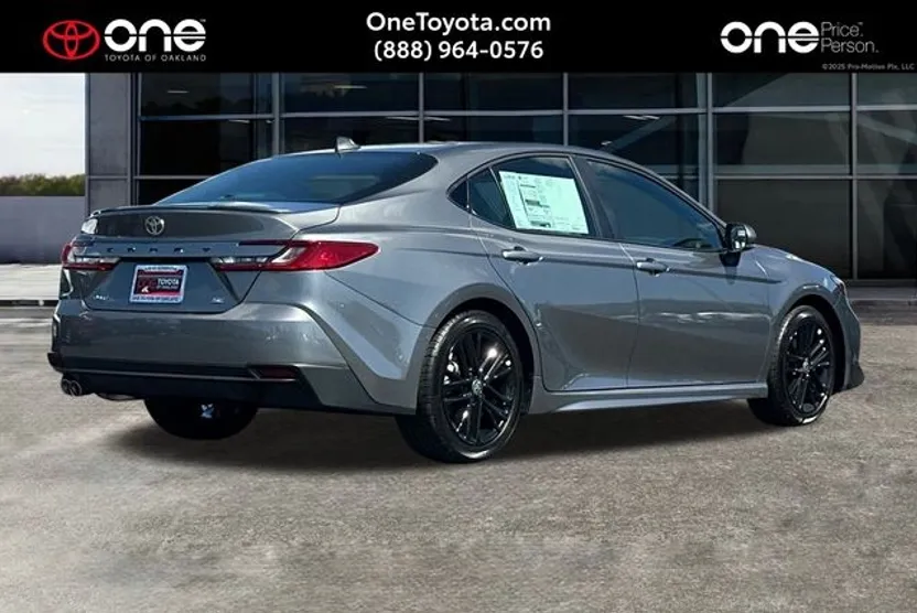 2025 Toyota Camry SE photo 1