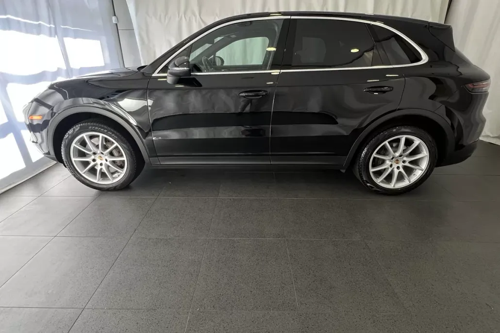2023 Porsche Cayenne Platinum Edition photo 1