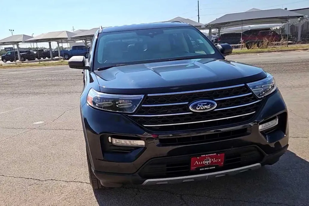 2023 Ford Explorer XLT photo 1