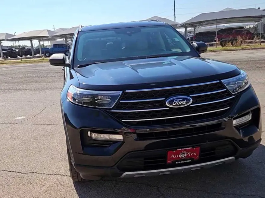 2023 Ford Explorer XLT photo 1