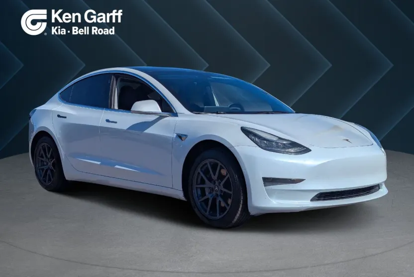 2020 Tesla Model 3 Standard Range Plus photo 1