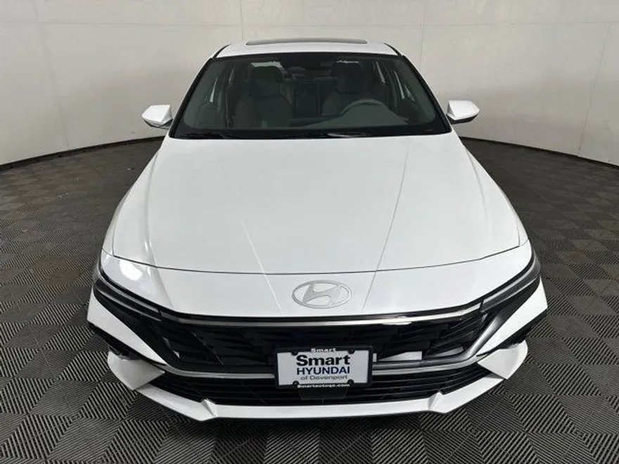 2025 Hyundai Elantra SEL Convenience photo 2