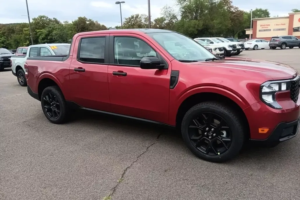 2025 Ford Maverick XLT photo 1