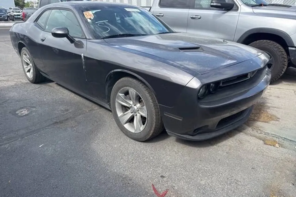 2017 Dodge Challenger SXT photo 1