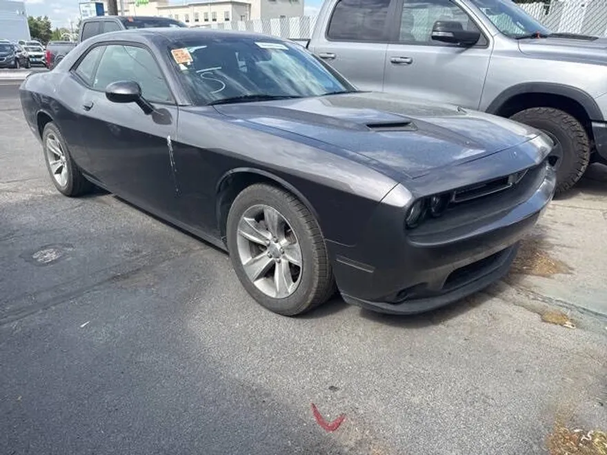 2017 Dodge Challenger SXT photo 1