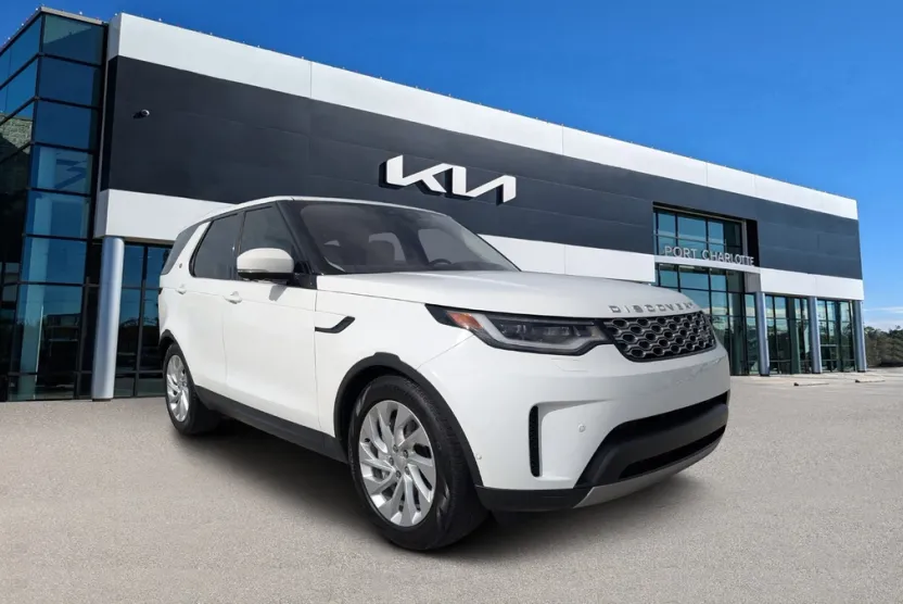 2023 Land Rover Discovery S photo 1
