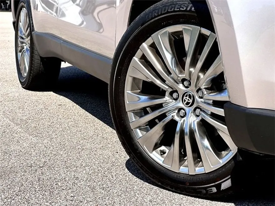 2024 Toyota Venza Limited photo 1