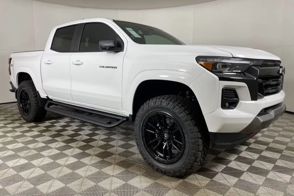 2025 Chevrolet Colorado Z71 photo 1