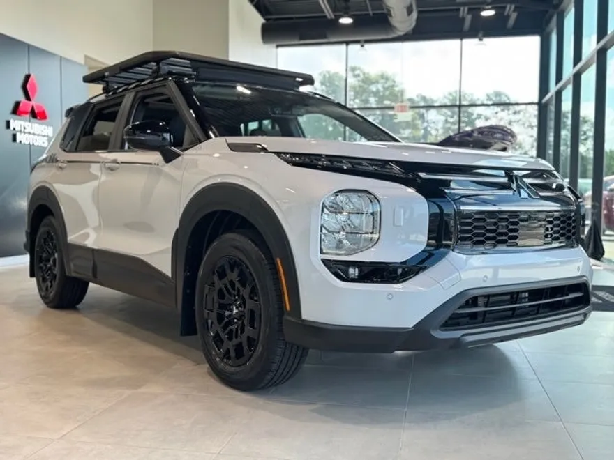 2025 Mitsubishi Outlander SE photo 1