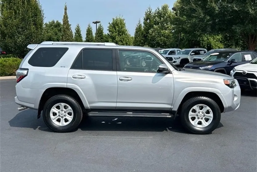 2016 Toyota 4Runner SR5 photo 1
