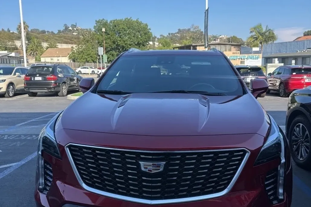 2023 Cadillac XT4 Luxury photo 1